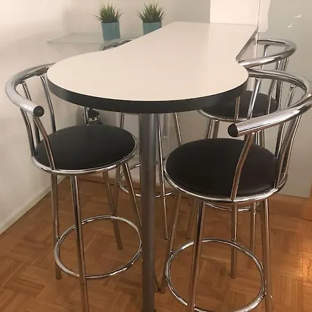 Stylish Spacious Near Centre By The Sea Huoneisto