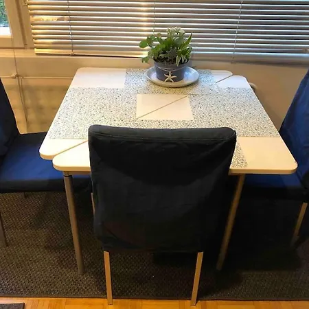 Huoneisto Stylish Spacious Near Centre By The Sea